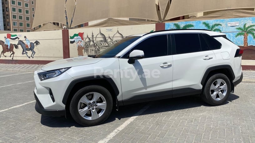 إيجار تويوتا RAV4 (أبيض), 2019 في دبي