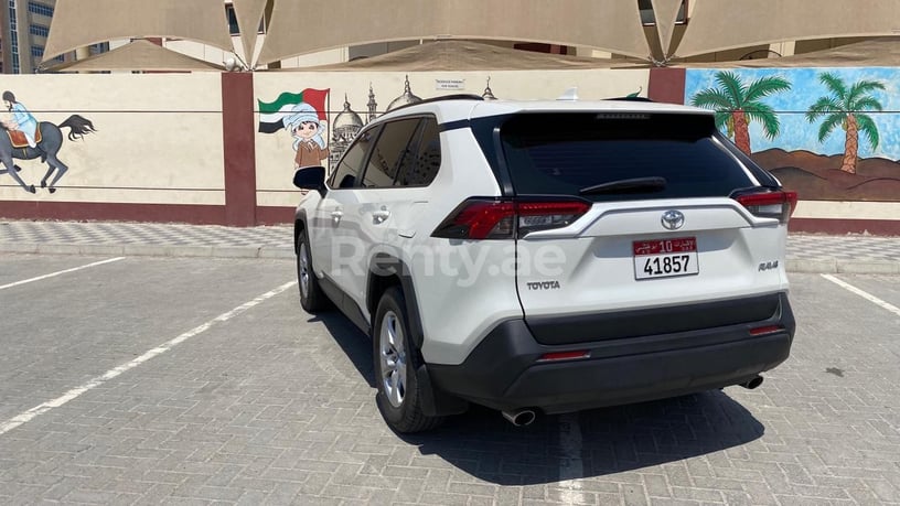 إيجار تويوتا RAV4 (أبيض), 2019 في دبي