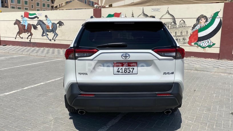 إيجار تويوتا RAV4 (أبيض), 2019 في دبي
