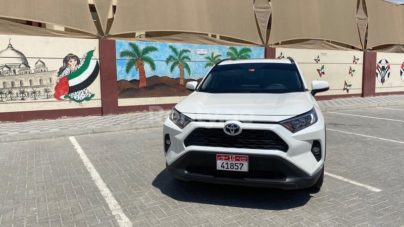 إيجار تويوتا RAV4 (أبيض), 2019 في دبي