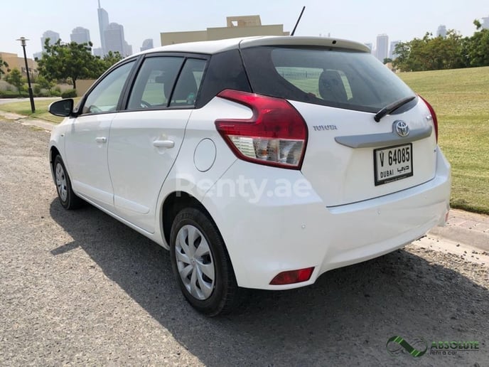 Dubai'de kiralık Toyota Yaris (Beyaz), 2017