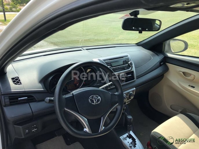 Dubai'de kiralık Toyota Yaris (Beyaz), 2017
