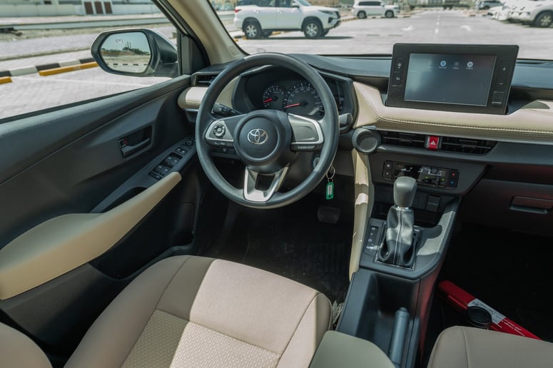 Toyota Yaris (Wei&szlig;), 2024  zur Miete in Abu Dhabi