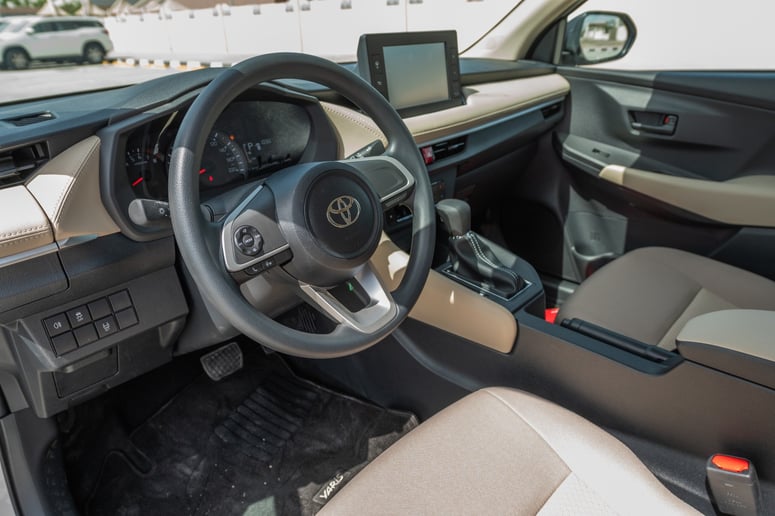 Toyota Yaris (Wei&szlig;), 2024  zur Miete in Abu Dhabi