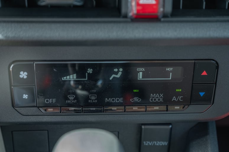Toyota Yaris (Wei&szlig;), 2024  zur Miete in Abu Dhabi
