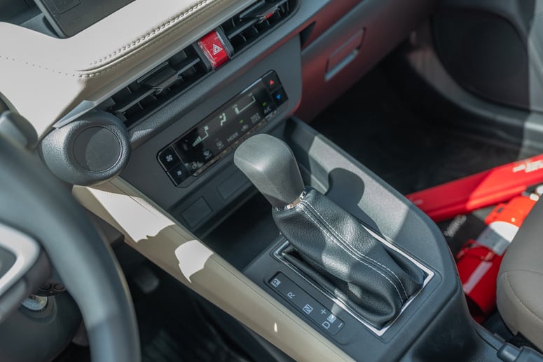Toyota Yaris (Wei&szlig;), 2024  zur Miete in Abu Dhabi