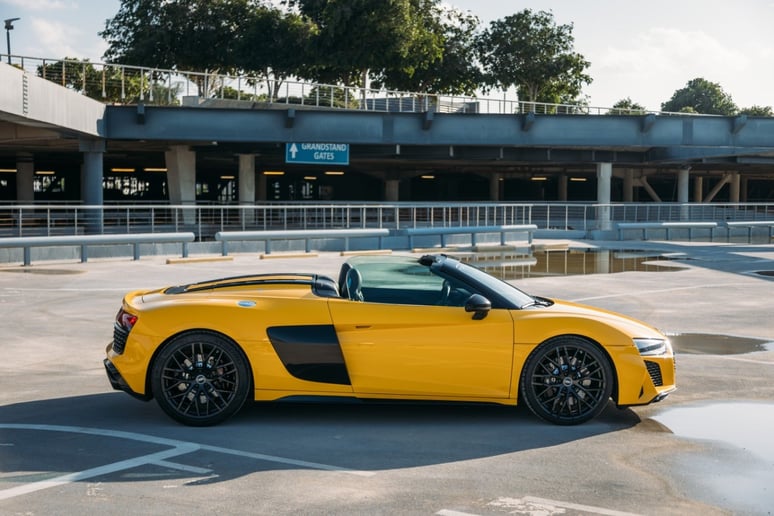 Audi R8 (Желтый), 2022 для аренды в Абу-Даби