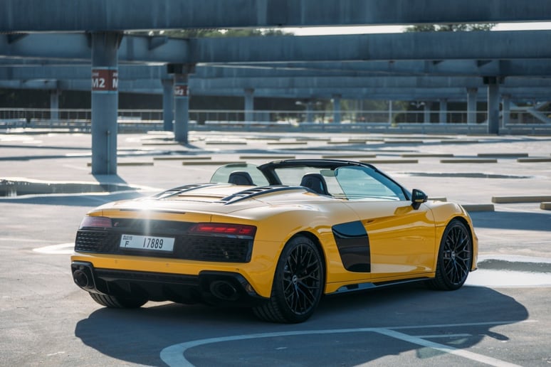 Audi R8 (Желтый), 2022 для аренды в Абу-Даби