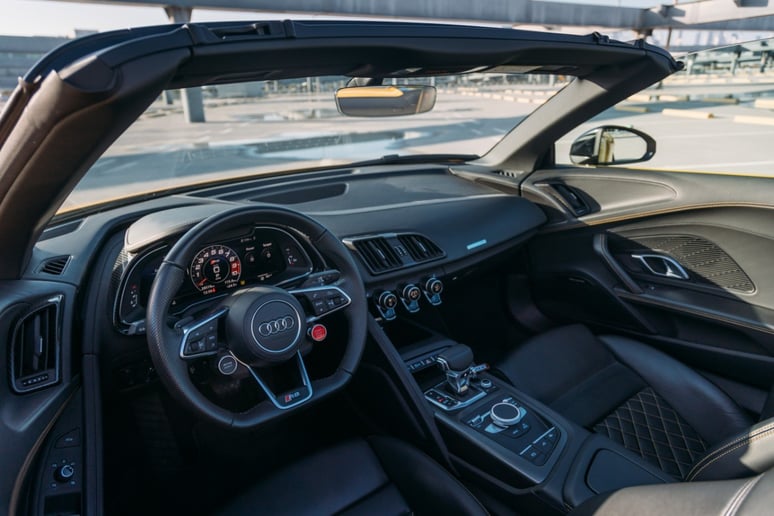 Audi R8 (Желтый), 2022 для аренды в Абу-Даби