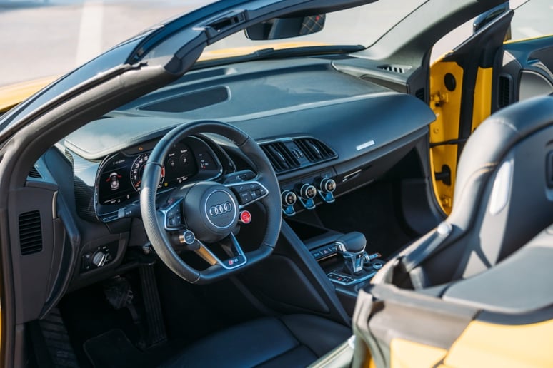 Audi R8 (Желтый), 2022 для аренды в Абу-Даби