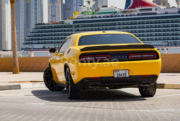 Dodge Challenger (Amarillo), 2018 para alquiler en Dub&aacute;i