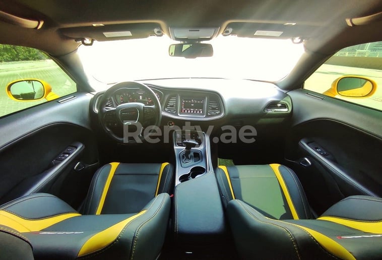 Dodge Challenger (Amarillo), 2018 para alquiler en Dub&aacute;i