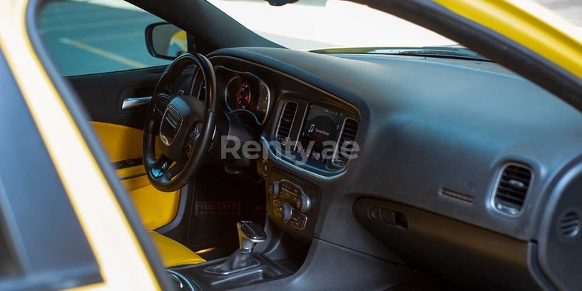 Dubai'de kiralık Dodge Charger (Sarı), 2018