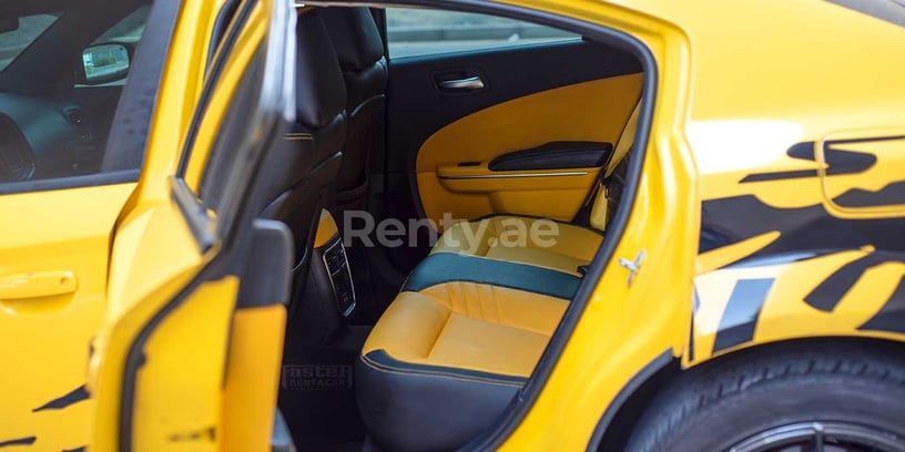 Dubai'de kiralık Dodge Charger (Sarı), 2018