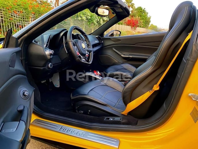 إيجار Ferrari 488 Spyder (الأصفر), 2018 في دبي 3