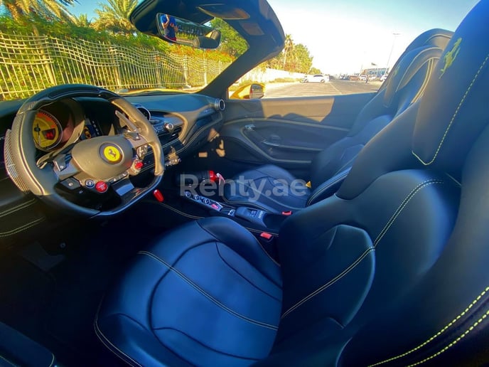 Ferrari F8 Tributo Spyder (Желтый), 2021 для аренды в Дубай