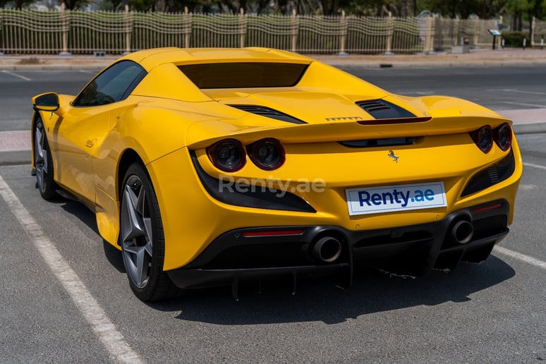 Ferrari F8 Tributo Spyder (Желтый), 2021 для аренды в Дубай