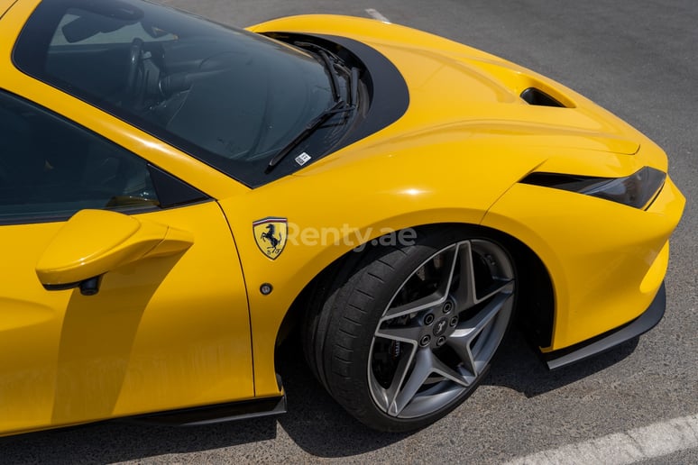 Ferrari F8 Tributo Spyder (Желтый), 2021 для аренды в Дубай