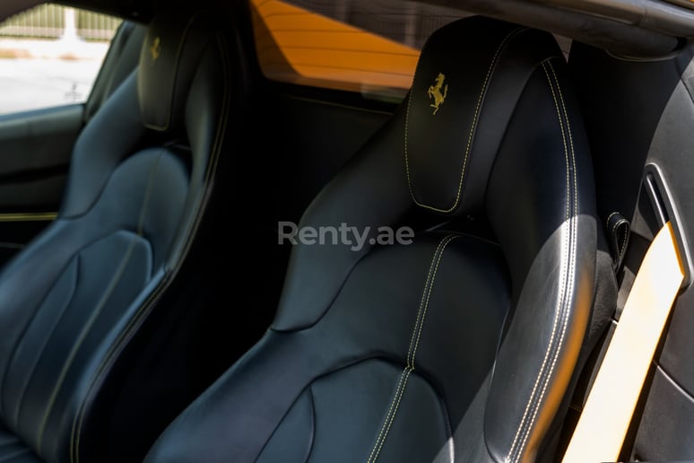 Ferrari F8 Tributo Spyder (Желтый), 2021 для аренды в Дубай