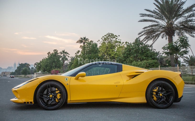 Ferrari F8 Tributo Spyder (Gelb), 2022  zur Miete in Abu Dhabi