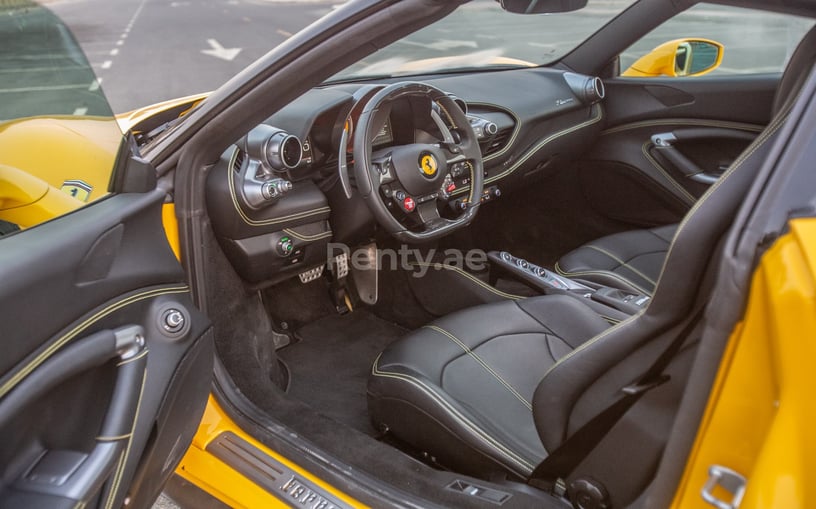 Ferrari F8 Tributo Spyder (Gelb), 2022  zur Miete in Abu Dhabi