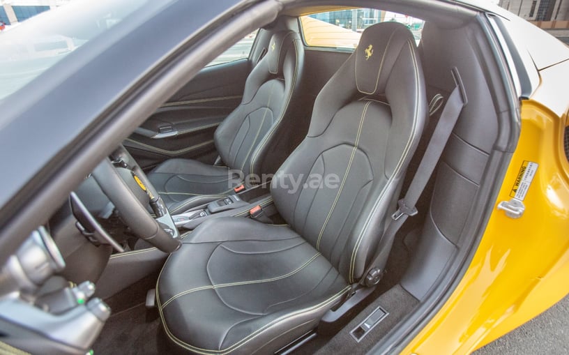 Ferrari F8 Tributo Spyder (Gelb), 2022  zur Miete in Abu Dhabi