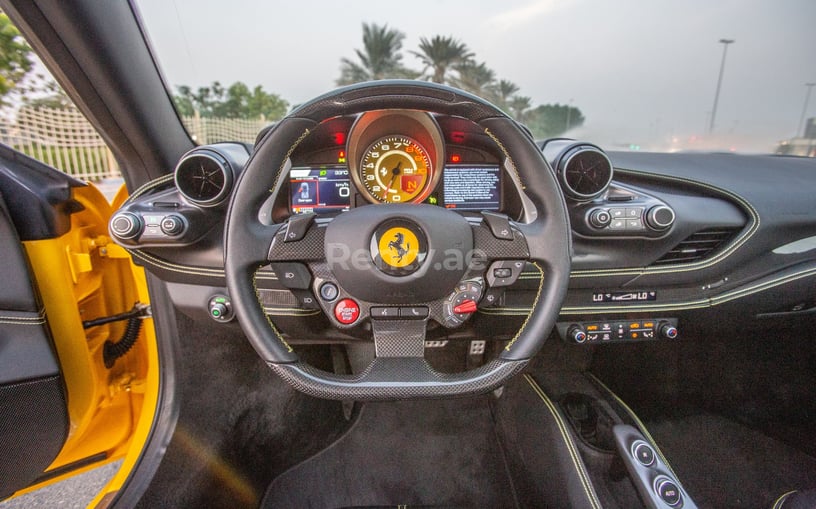 Ferrari F8 Tributo Spyder (Gelb), 2022  zur Miete in Abu Dhabi
