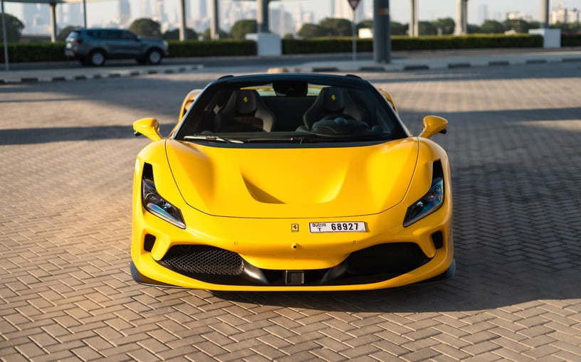 Ferrari F8 Tributo Spider (Желтый), 2022 для аренды в Абу-Даби