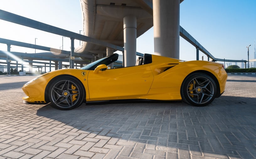 Ferrari F8 Tributo Spider (Желтый), 2022 для аренды в Абу-Даби