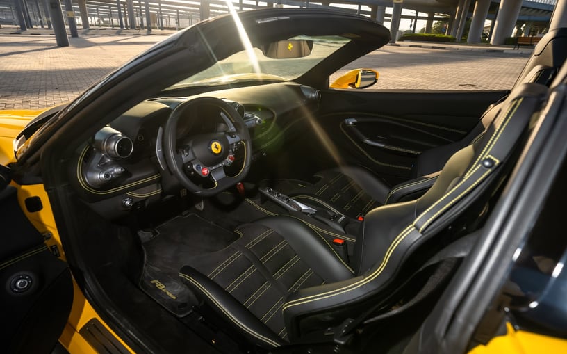 Ferrari F8 Tributo Spider (Желтый), 2022 для аренды в Абу-Даби