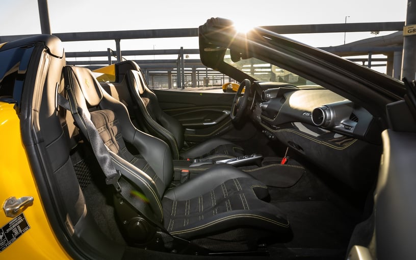 Ferrari F8 Tributo Spider (Желтый), 2022 для аренды в Абу-Даби
