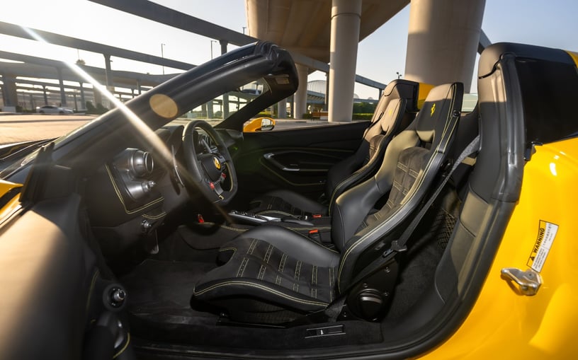 Ferrari F8 Tributo Spider (Желтый), 2022 для аренды в Абу-Даби