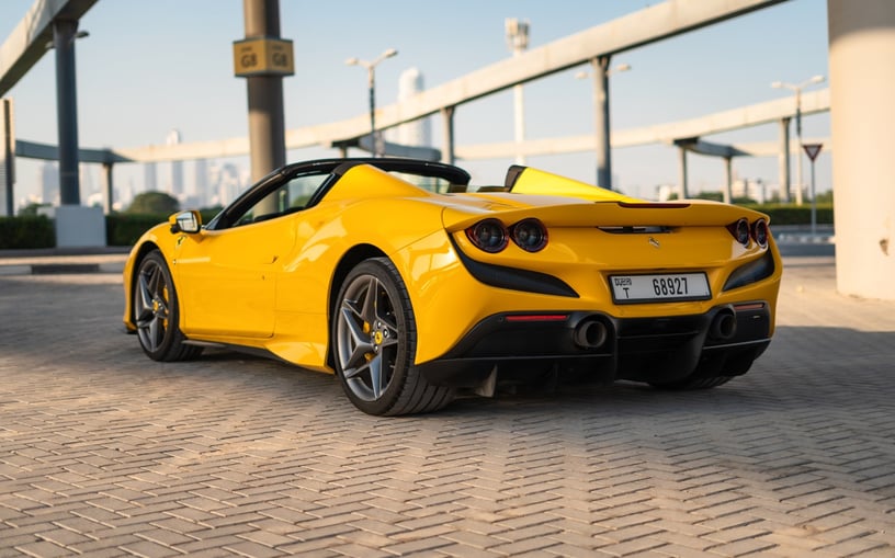 Ferrari F8 Tributo Spyder (Gelb), 2022  zur Miete in Abu Dhabi