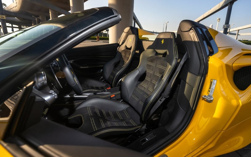 Ferrari F8 Tributo Spyder (Gelb), 2022  zur Miete in Abu Dhabi