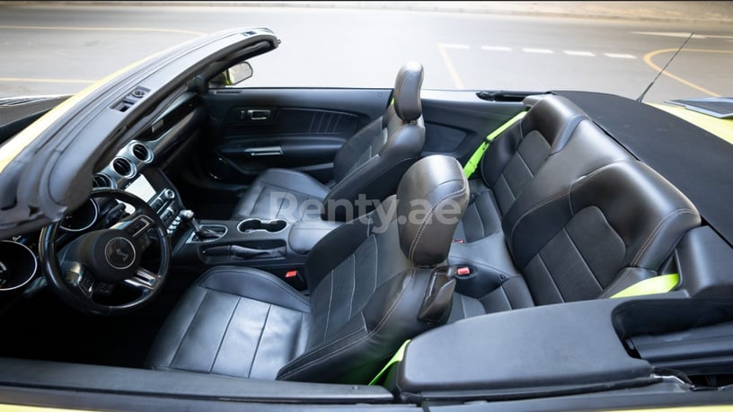 Dubai'de kiralık Ford Mustang (Sarı), 2019