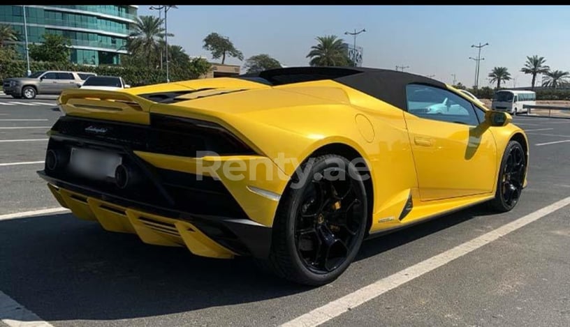 Lamborghini Evo Spyder (Giallo), 2022 in affitto a Dubai