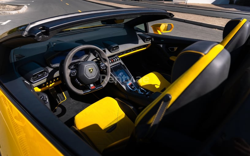 Lamborghini Evo Spyder (Amarillo), 2021 para alquiler en Dub&aacute;i