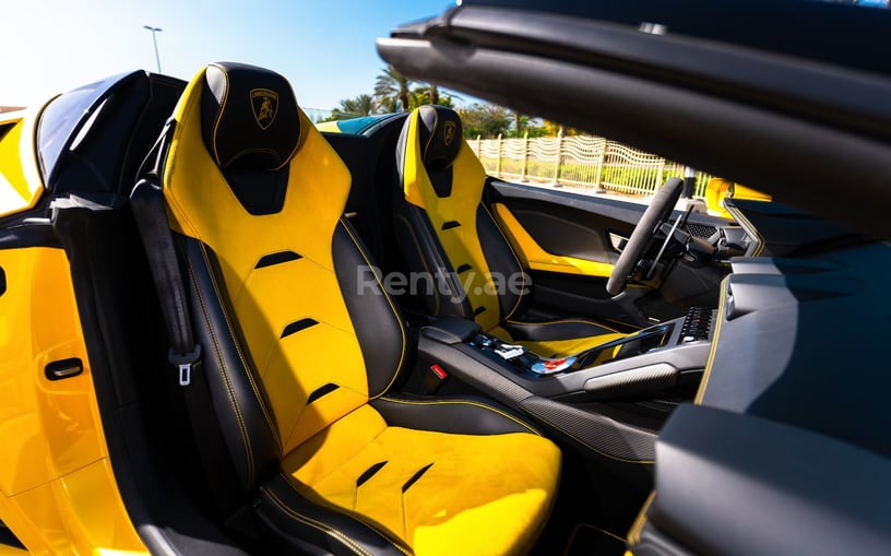 Lamborghini Evo Spyder (Amarillo), 2021 para alquiler en Dub&aacute;i