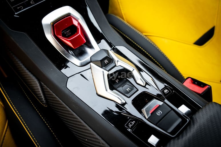 Lamborghini Evo Spyder (Amarillo), 2021 para alquiler en Dub&aacute;i