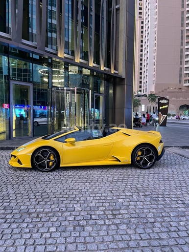 Lamborghini Evo Spyder (Giallo), 2022 in affitto a Dubai