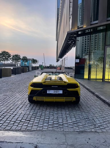 Lamborghini Evo Spyder (Giallo), 2022 in affitto a Dubai