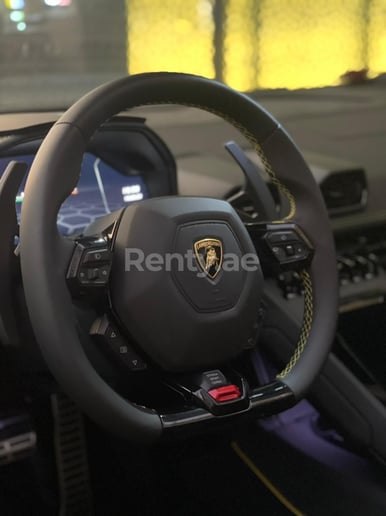 Lamborghini Evo Spyder (Giallo), 2022 in affitto a Dubai