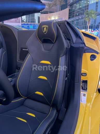 Lamborghini Evo Spyder (Giallo), 2022 in affitto a Dubai