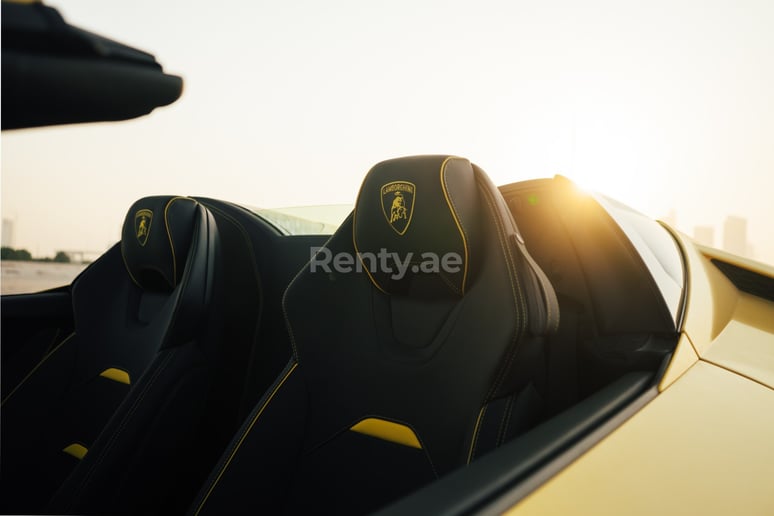 إيجار لامبورغيني إيفو سبايدر (الأصفر), 2022 في دبي