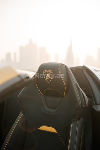 إيجار لامبورغيني إيفو سبايدر (الأصفر), 2022 في دبي