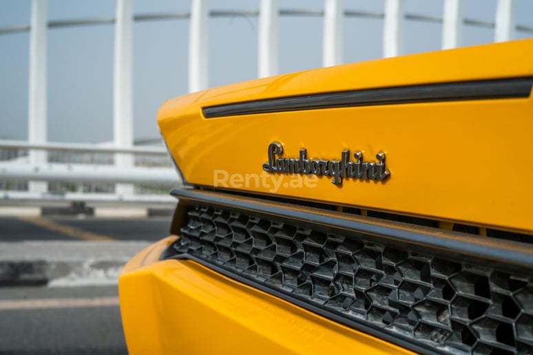 Lamborghini Huracan Coupe (Gelb), 2019  zur Miete in Dubai