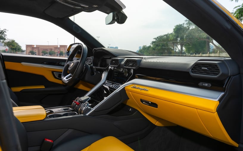 Lamborghini Urus (Giallo), 2023 noleggio orario a Dubai
