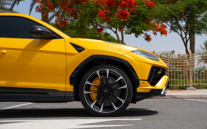 Lamborghini Urus (Geel), 2023 verhuur per uur in Dubai