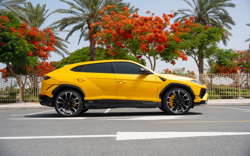 Lamborghini Urus (Geel), 2023 verhuur per uur in Dubai