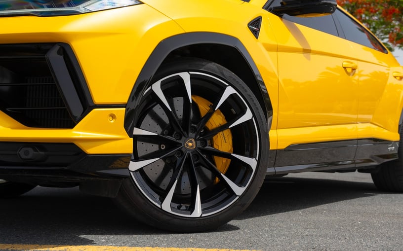 Lamborghini Urus (Geel), 2023 verhuur per uur in Dubai